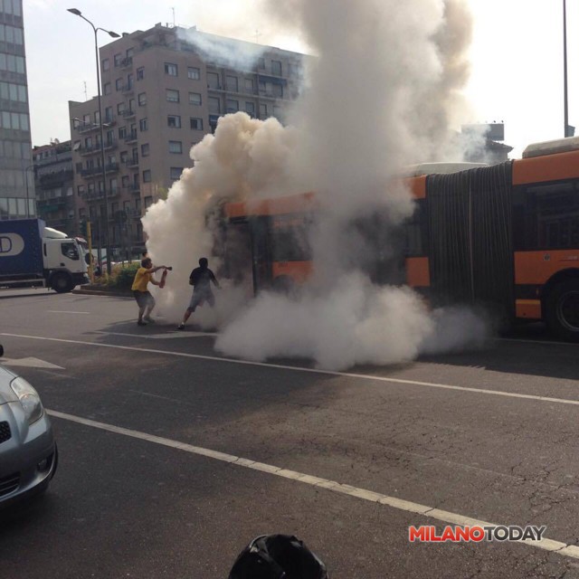 Incendio autobus (foto Marco Manzoni )