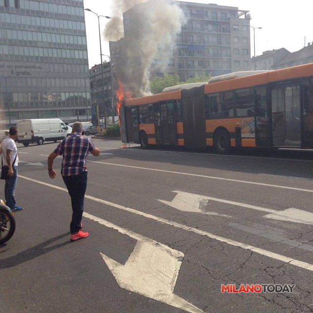 Incendio autobus (foto Manzoni)