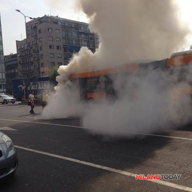 Incendio autobus in Loreto (foto Marco Manzoni)
