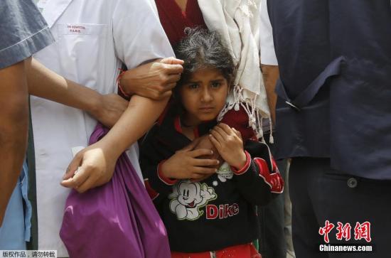 尼泊尔地震3326死 中国提供2000万援助