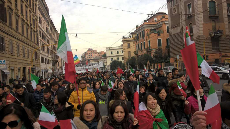 罗马华人游行示威声势浩大