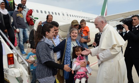 教皇方济各将12名难民带回到梵蒂冈