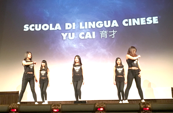 佛罗伦萨育才语言学校在龙电影节的表演