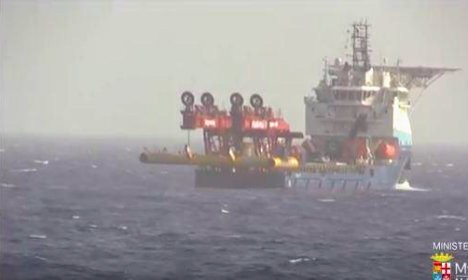 发现至少两具难民尸体 疑600具仍在沉船内