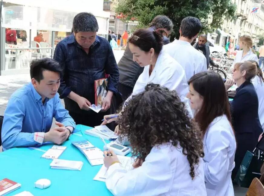 世界高血压日 美丽医生偕医护人员在米兰华人区义务诊疗