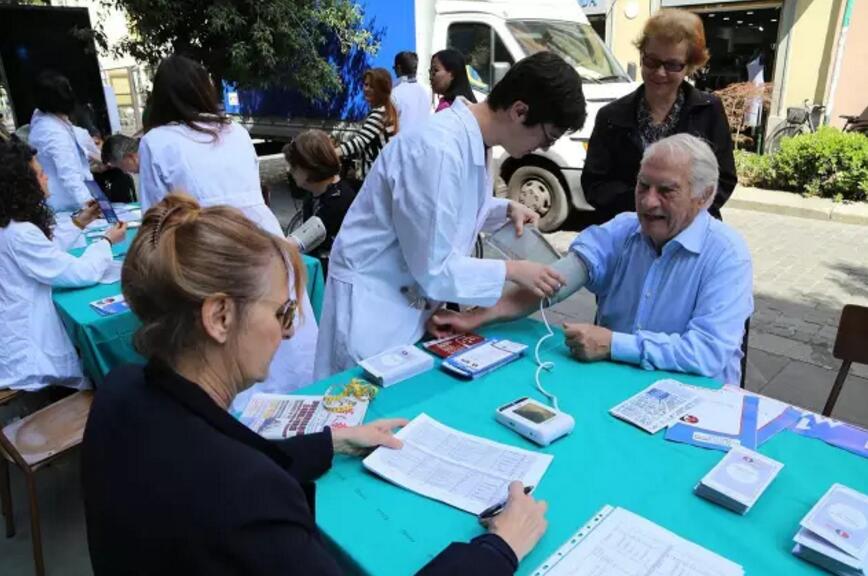 世界高血压日 美丽医生偕医护人员在米兰华人区义务诊疗