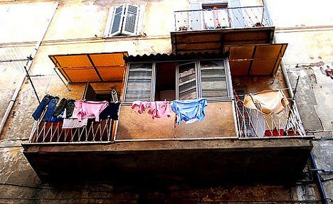 一意大利男子因躲避情人丈夫从阳台坠落
