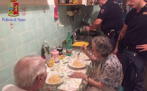 罗马警察为孤独老年夫妇煮意面