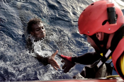 “黑”镜头：地中海不停上演难民悲剧