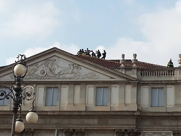 斯卡拉剧院楼顶：男子以跳楼示威