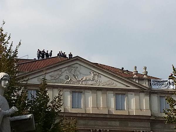 斯卡拉剧院楼顶：男子以跳楼示威