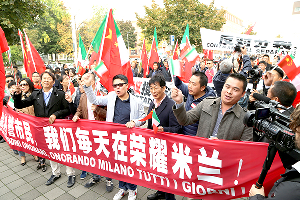 米兰侨界举行示威——强烈抗议米兰市议会授予达赖喇嘛荣誉市民称