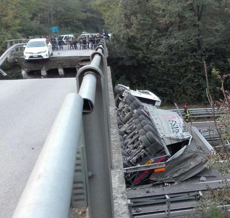 意大利一高架桥垮塌 一死四伤