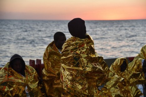 人间悲剧：难民在枪口下被迫开船