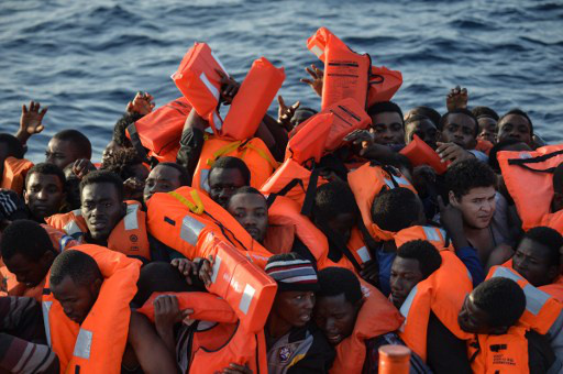 人间悲剧：难民在枪口下被迫开船
