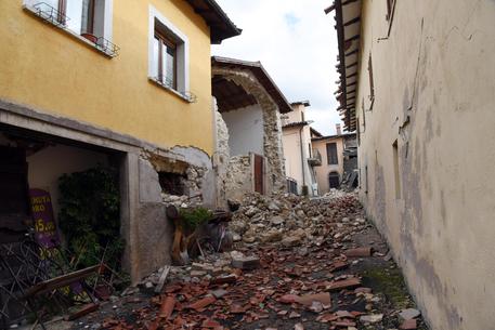 意大利中部一夜发生50余次余震