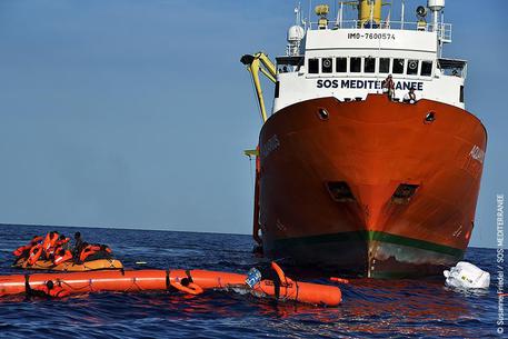 无国界医生说，100个移民在地中海沉船事故中失踪