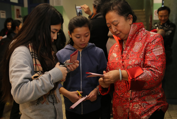 中国民间剪纸艺术家走进米兰华人社区
