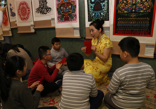 中国民间剪纸艺术家走进米兰华人社区