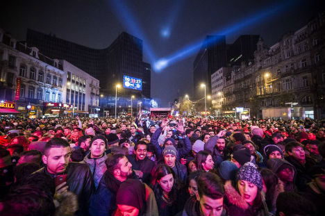 欧洲各地尽管反恐严峻仍然敲响新年钟声
