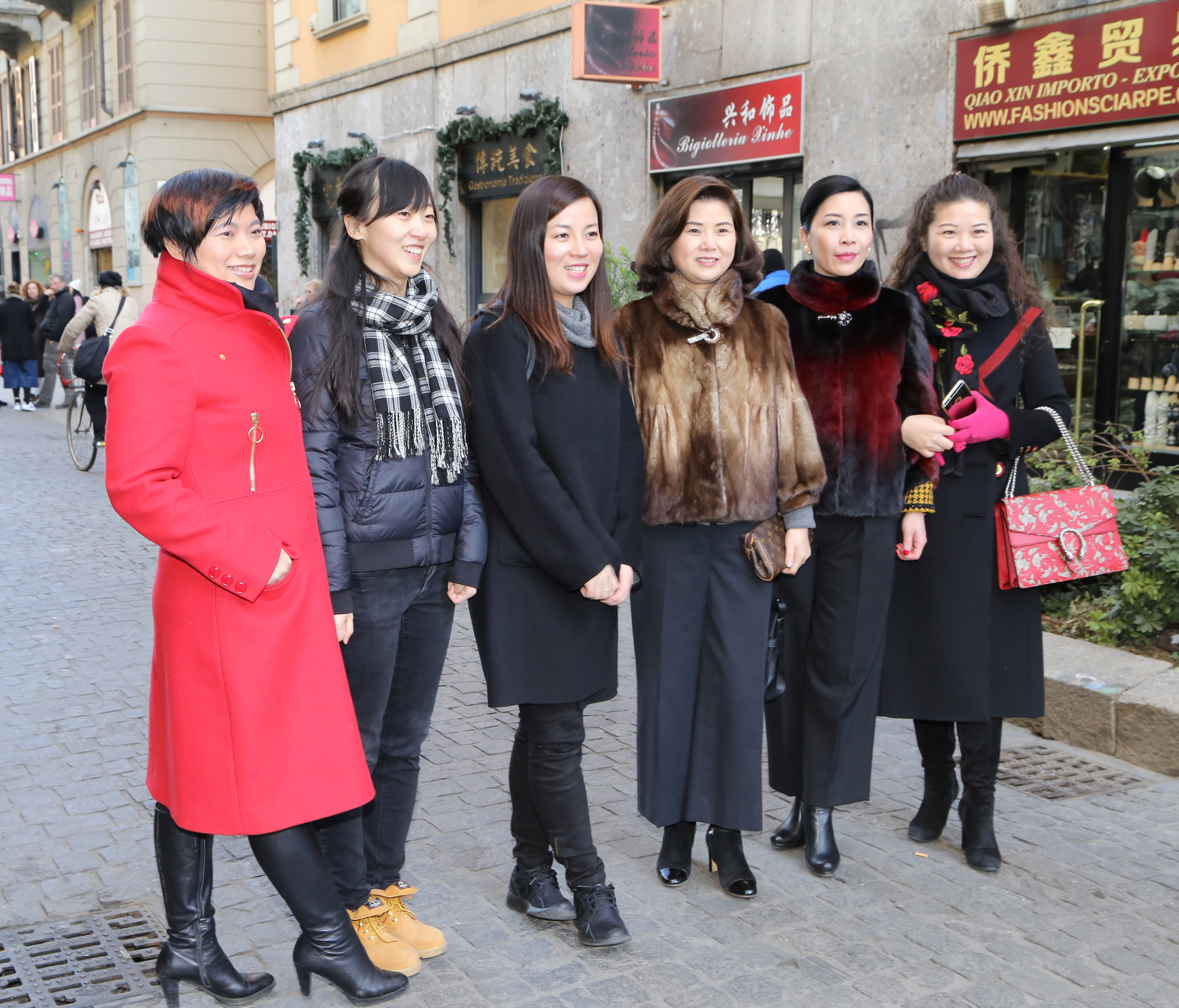 米兰总领馆走访华人区华商 送上节日祝福和新春祝愿
