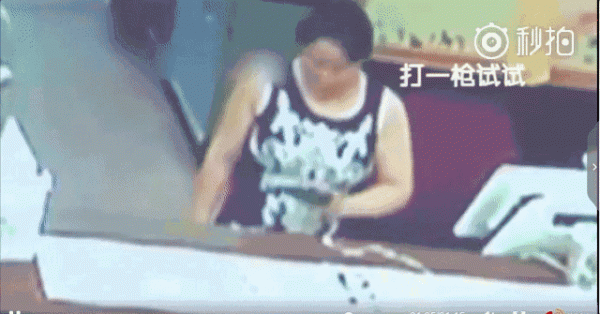 chinese woman hold gun3