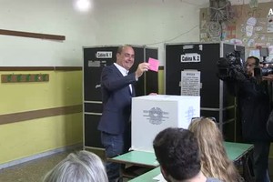 Zingaretti al voto nel seggio di Prati (ANSA)