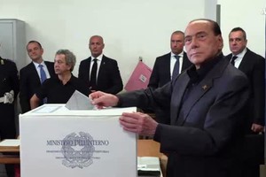 Berlusconi vota a Milano e si scusa per la ressa dei fotografi (ANSA)
