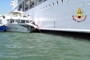 Venezia, collisione tra nave crociera e battello (ANSA)
