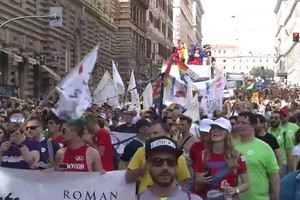 Il corteo del Roma Pride colora la capitale (ANSA)