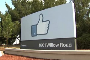 Facebook paga utenti per avere loro dati (ANSA)