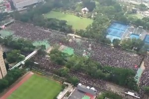Oltre un milione di persone in marcia ad Hong Kong (ANSA)