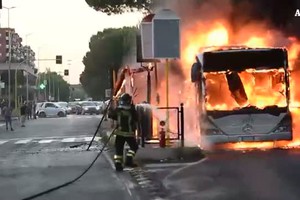 Bus in fiamme a Roma, nessun ferito (ANSA)