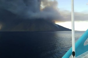 Stromboli: esplosioni da cratere, turisti in mare (ANSA)