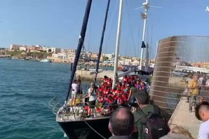 Veliero Alex ha attraccato nel porto di Lampedusa (ANSA)
