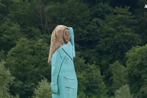 Compare una statua di Melania in Slovenia e divide gli animi (ANSA)