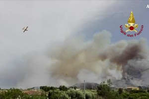Incendi: evacuate case e campeggi in Sardegna (ANSA)