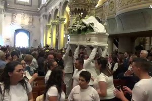 In migliaia al funerale di Simone, travolto da un Suv (ANSA)