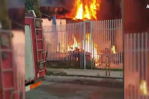 In fiamme deposito di giocattoli a Napoli, evacuati palazzi (ANSA)