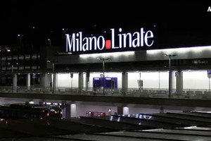Partito l'ultimo volo da Linate, al via chiusura per 3 mesi (ANSA)