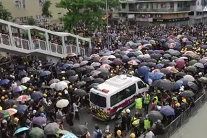 Nuove proteste ad Hong Kong, polizia lancia gas lacrimogeni (ANSA)