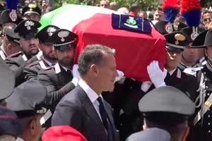 Folla a Somma Vesuviana per i funerali del carabiniere (ANSA)