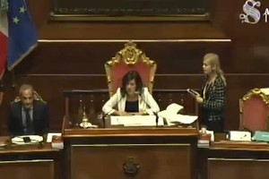 Senato: Pd occupa banchi governo, Casellati sospende seduta (ANSA)
