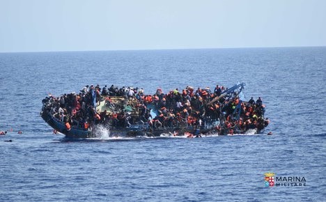 难民沉船令人震撼的瞬间被定格