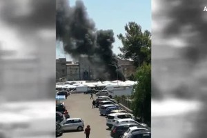 Esplosione in un mercatino a Gela, sette feriti (ANSA)