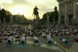 Roma, lezioni di yoga in Campidoglio (ANSA)