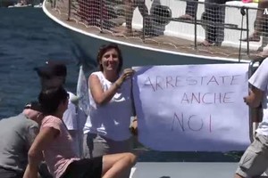 A Napoli corteo a mare per i migranti (ANSA)