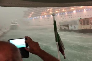 Nave da crociera sbanda a Venezia durante una burrasca (ANSA)