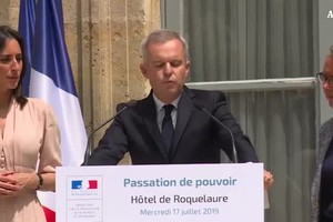 Aragoste e champagne, si dimette il ministro di Macron (ANSA)
