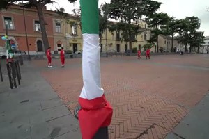 Commercianti Somma Vesuviana tappezzano citta' con tricolore (ANSA)